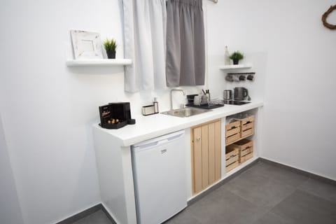 Junior Apartment | Private kitchen | Mini-fridge, electric kettle, toaster, cookware/dishes/utensils