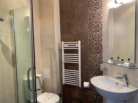 Apartment, 2 Bedrooms, Smoking, Balcony | Bathroom