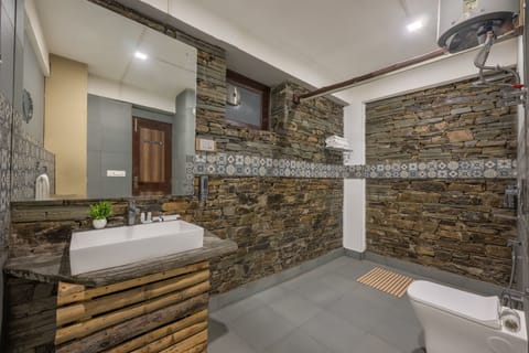 Mountain View Junior Suite with Private Balcony | Bathroom | Free toiletries