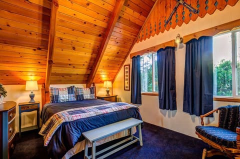 Bedroom with Queen Bed and Daybed with Trundle