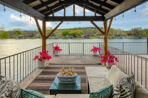 WELCOME TO LAKESIDE LANDING Boat Dock on Lake Austin!