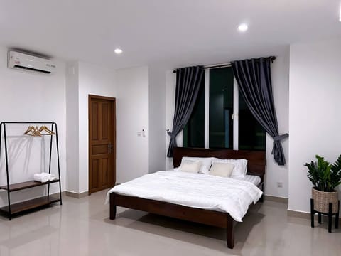 Comfort Double Room | In-room safe, free WiFi, bed sheets