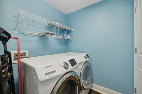 Deluxe Condo | Laundry