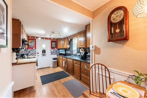 Gallery Cottage, Mountain View | Private kitchen | Highchair