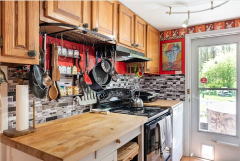 Gallery Cottage, Mountain View | Private kitchen | Highchair