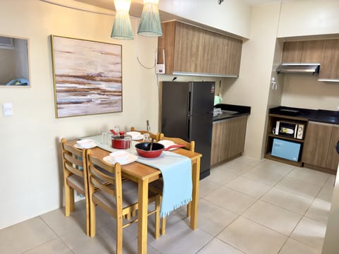 Executive Apartment | Private kitchen | Full-size fridge, microwave, oven, stovetop