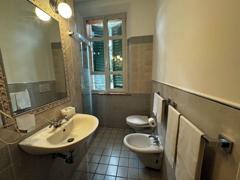 Comfort Double or Twin Room | Bathroom | Shower, rainfall showerhead, hair dryer, bidet