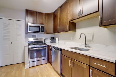 Business Apartment, City View | Private kitchen | Fridge, microwave, oven, dishwasher