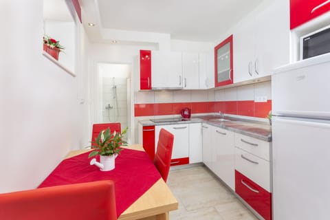 City Apartment, Non Smoking, Garden View | Private kitchen | Fridge, microwave, stovetop, electric kettle