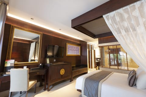 Santrian Deluxe Room | Minibar, in-room safe, desk, laptop workspace