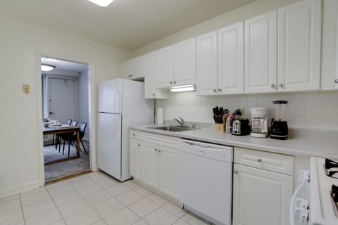 Business Apartment, Balcony, Pool View | Private kitchen | Fridge, microwave, dishwasher, coffee/tea maker