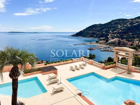 Piscine et vue mer panoramique