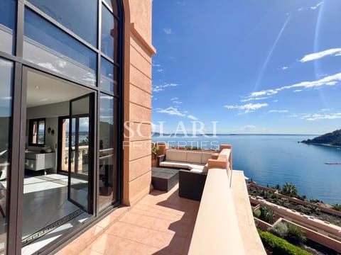 Grande terrasse et vue mer