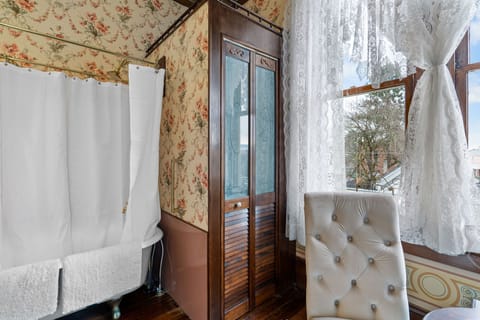 Classic Suite | Bathroom | Hair dryer, towels