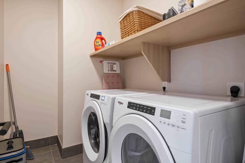Superior Townhome | Laundry