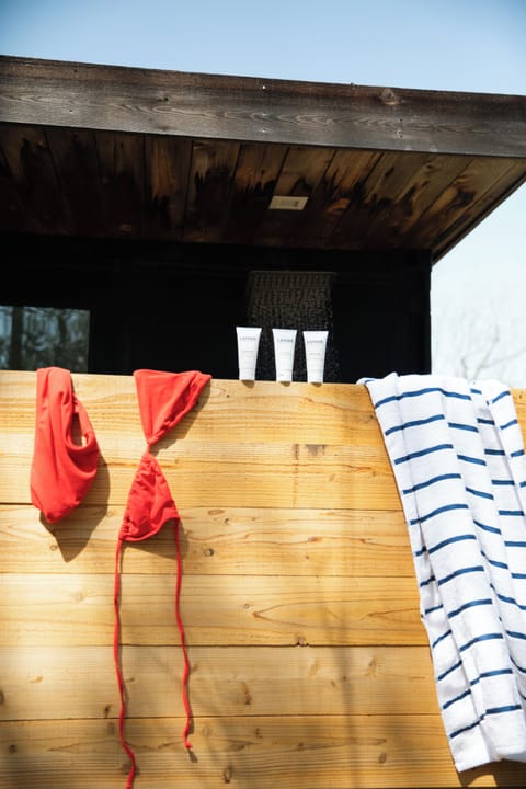 Deluxe Studio | Bathroom | Shower, hair dryer, bathrobes, towels