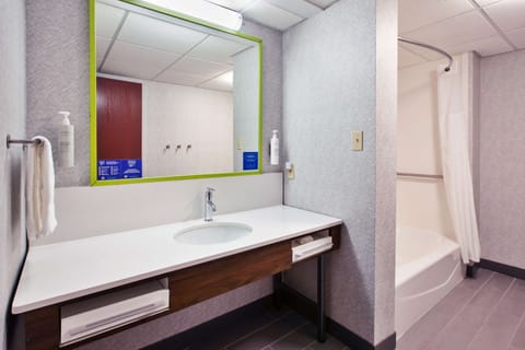 Suite, Accessible, Non Smoking | Bathroom | Free toiletries, hair dryer, towels