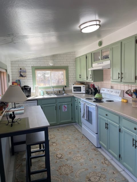 Great kitchen with everything you need!