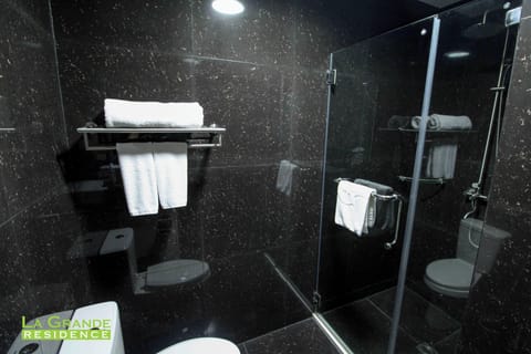 Superior Condo, 1 King Bed, Pool View | Bathroom | Shower, rainfall showerhead, free toiletries, bidet