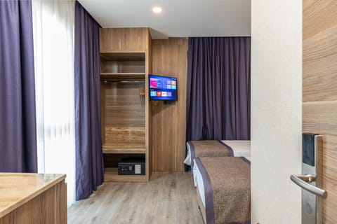 Economy Room, City View | Egyptian cotton sheets, premium bedding, minibar, laptop workspace