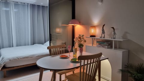 Hyuns Suite | Premium bedding, pillowtop beds, desk, laptop workspace