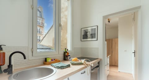 Appartement 21 | Private kitchenette | Mini-fridge, microwave, stovetop, espresso maker