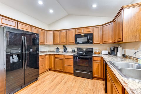 House (2 Bedrooms) | Private kitchen | Microwave, oven, stovetop, dishwasher