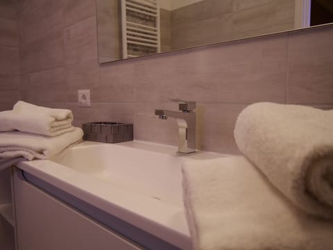 Camera Classic Wood Room | Bathroom | Shower, hair dryer, bathrobes, bidet