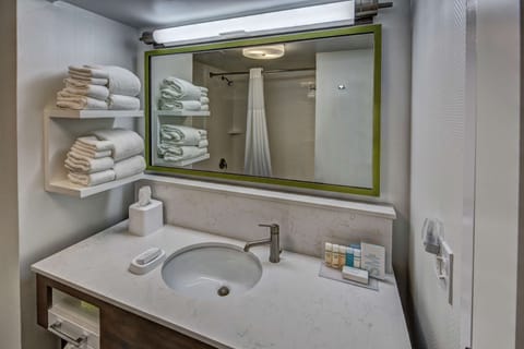 Combined shower/tub, free toiletries, hair dryer, towels