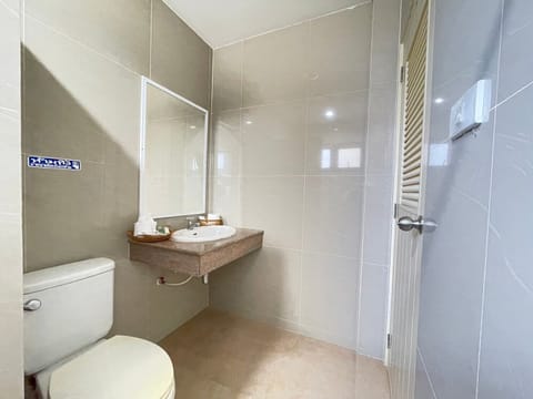 Deluxe Double Room | Bathroom | Free toiletries