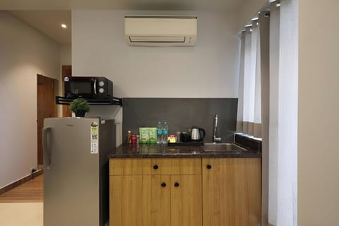 Executive Room, Balcony | Private kitchenette | Fridge, coffee/tea maker, electric kettle