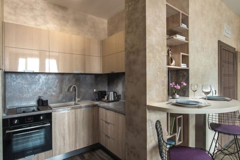 Superior One-Bedroom Apartment - Violet | Private kitchen | Mini-fridge, oven, stovetop, espresso maker