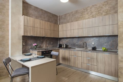 Superior One-Bedroom Apartment - Silver | Private kitchen | Mini-fridge, oven, stovetop, espresso maker