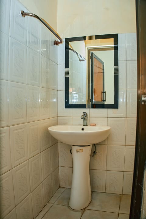 Standard Single Room | Bathroom | Shower, rainfall showerhead, slippers, towels