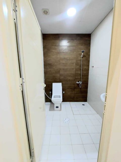 Standard Apartment, 2 Bedrooms | Bathroom | Towels, toilet paper