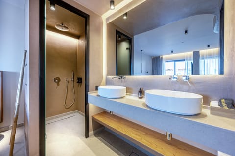 Superior Suite | Bathroom | Shower, rainfall showerhead, free toiletries, hair dryer