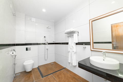 Honeymoon Double Room | Bathroom | Shower, free toiletries, hair dryer, towels