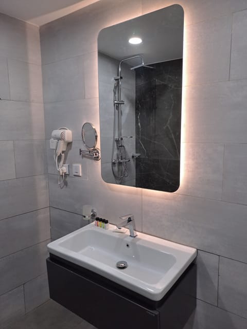 Business Suite, City View | Bathroom | Shower, rainfall showerhead, free toiletries, hair dryer