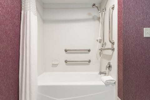 Classic Room, 1 King Bed, Accessible, Bathtub (Mobility/Hearing Accessible) | Bathroom | Free toiletries, hair dryer, towels, soap