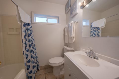 Room, 1 King Bed | Bathroom | Free toiletries, towels