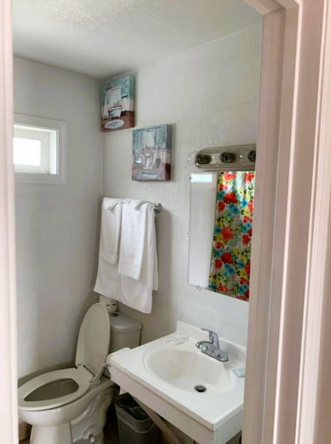 Room, 1 Queen Bed | Bathroom | Free toiletries, towels