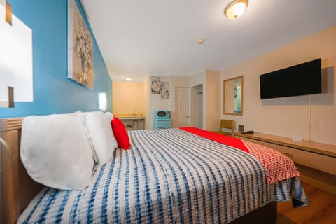 Room, 1 King Bed | Desk, free WiFi, bed sheets