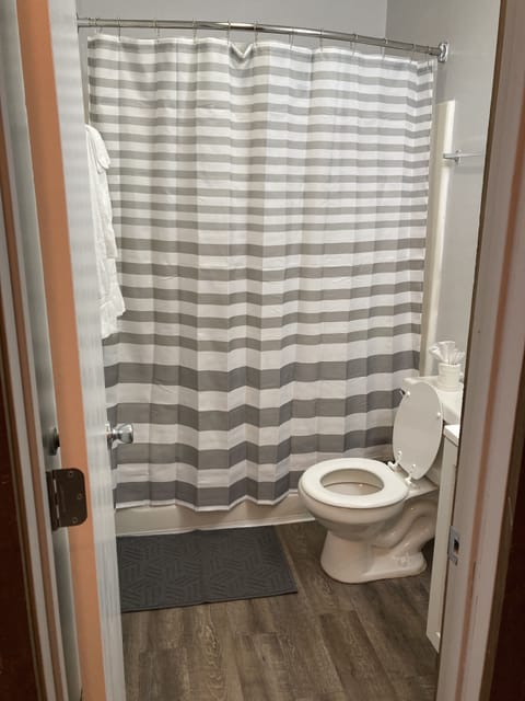 Traditional Condo | Bathroom | Rainfall showerhead, free toiletries, hair dryer, towels