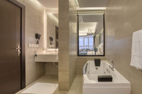 Executive Suite, 1 King Bed | Bathroom