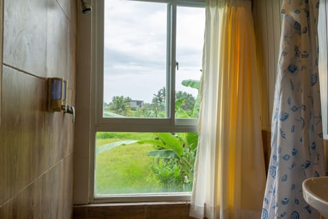 Deluxe Double Room | Bathroom | Shower, rainfall showerhead, free toiletries, bathrobes