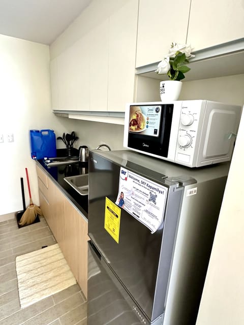 Exclusive Apartment | Private kitchen | Full-size fridge, microwave, oven, stovetop