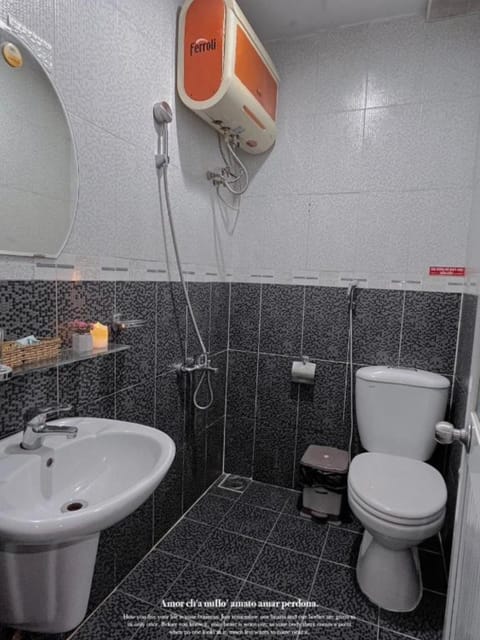 Shower, hydromassage showerhead, free toiletries, hair dryer