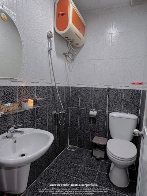 Deluxe Double Room | Bathroom | Shower, hydromassage showerhead, free toiletries, hair dryer