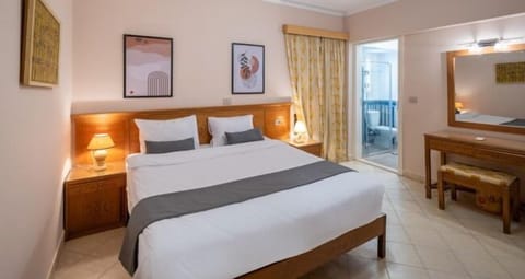 Deluxe 2 bedrooms sea view with private garden at Aurora | In-room safe, free WiFi