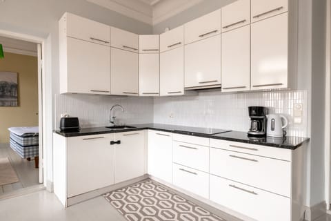 Deluxe Apartment | Private kitchen | Fridge, microwave, oven, dishwasher